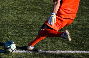 Клубы Премьер-лиги начинают планировать, как безопасно разместить футболистов при возобновлении тренировок